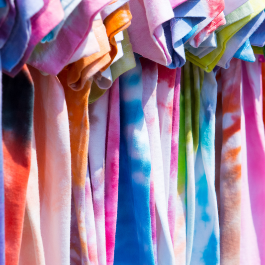 Imprimeul Tie Dye: ce modele sunt în trend anul acesta